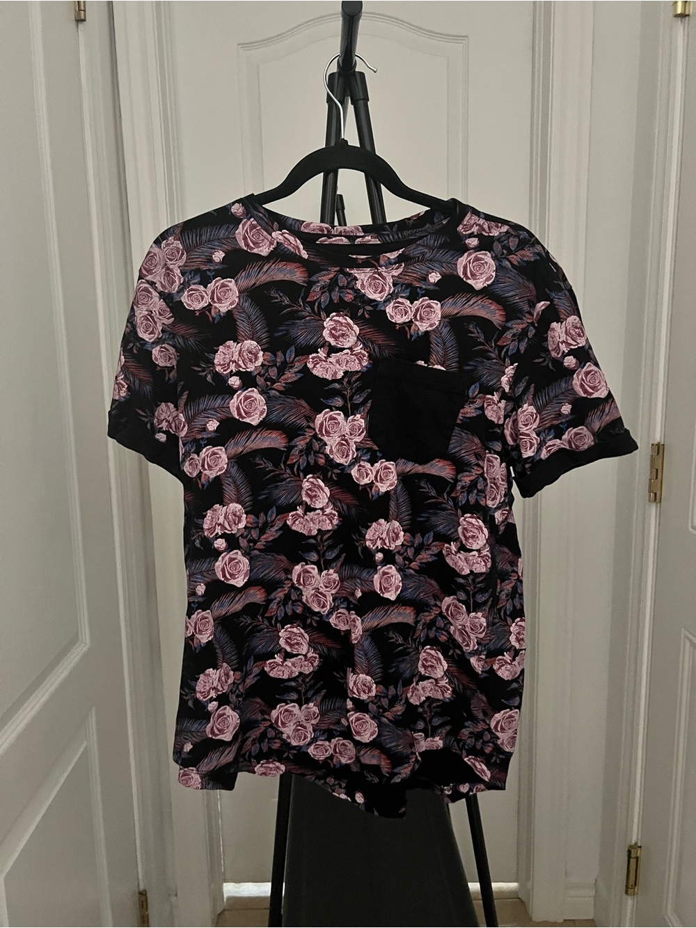 Men's Black Floral Pocket Tee Size Medium - Picture 3 of 8
